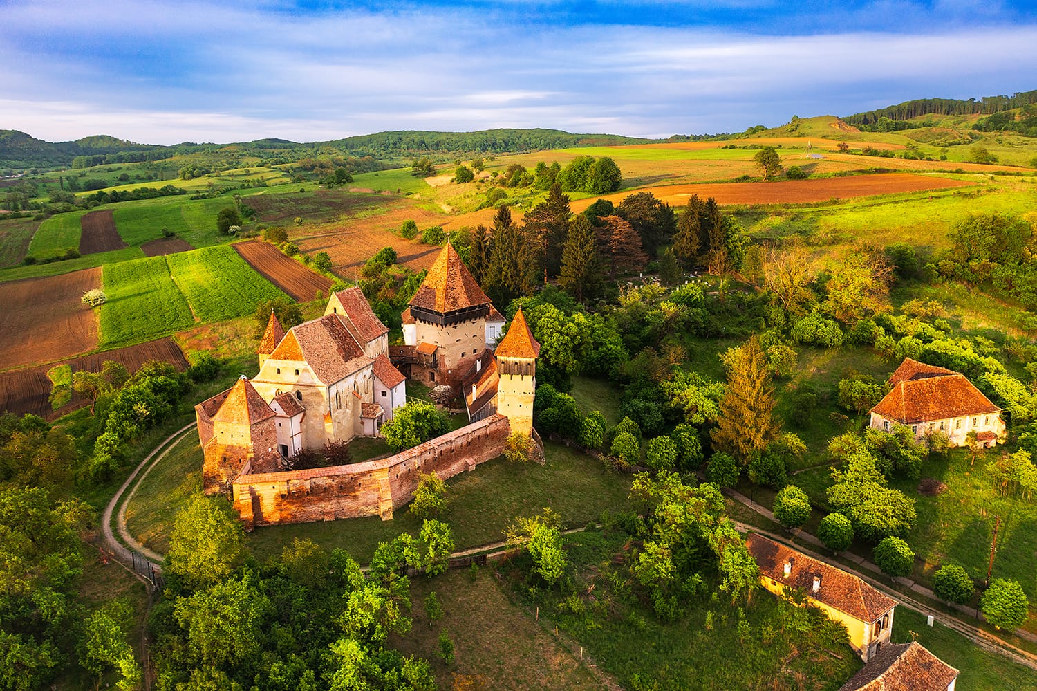 Alma Vii, satul săsesc din Transilvania readus la viață după refacerea bisericii fortificate vechi de 700 de ani. „Frigiderul” medieval, una dintre atracțiile locului 