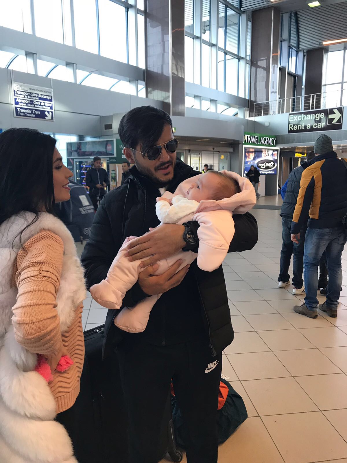 Cum au fost întâmpinați Liviu Vârciu și Andrei Ștefănescu la aeroport, la sosirea din Asia. Au avut parte de surprize din partea partenerelor lor | FOTO