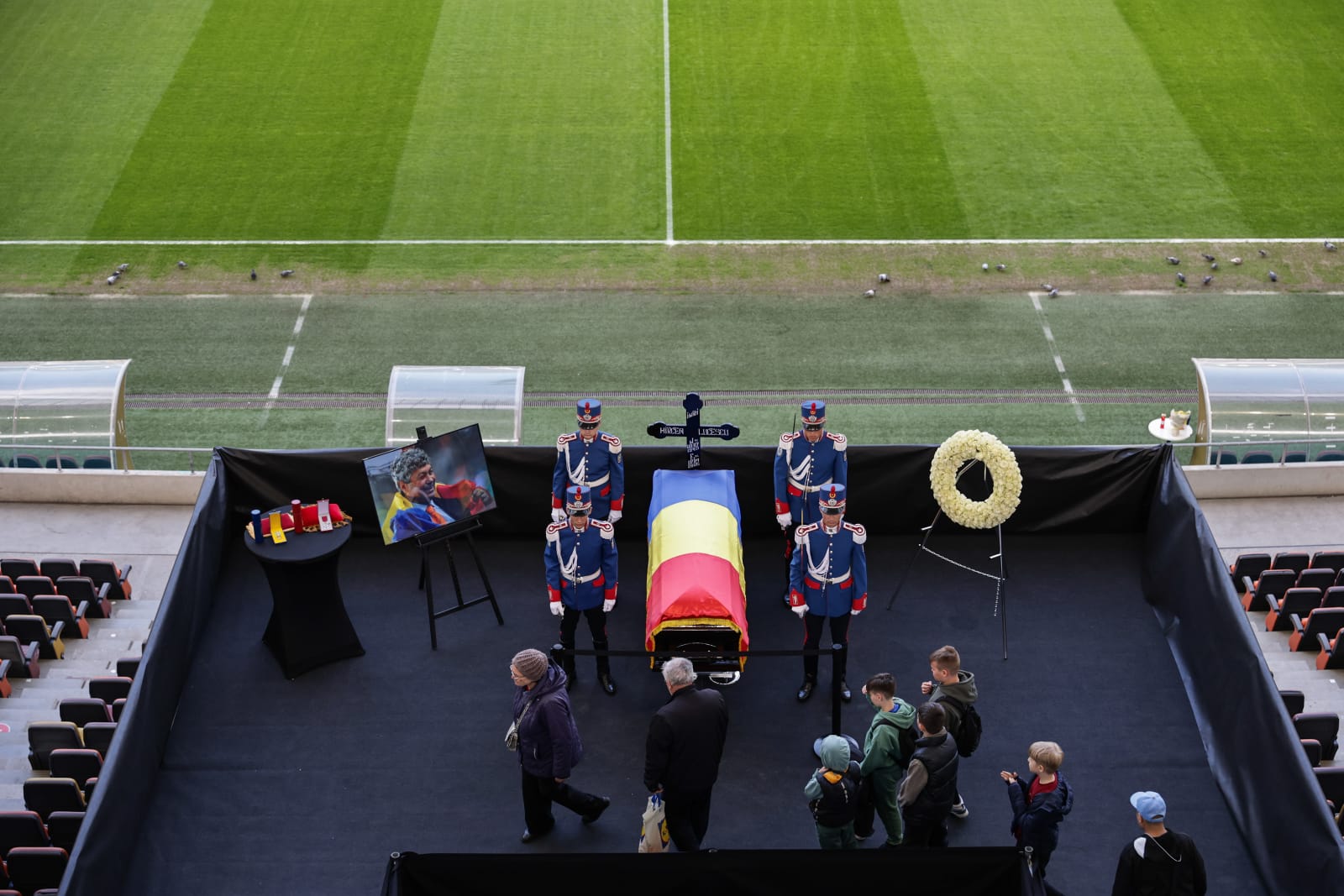 Live Video Mircea Lucescu a ajuns pentru ultima oară pe Arena Națională. Sicriul cu trupul neînsuflețit al legendarului antrenor, depus pe stadion