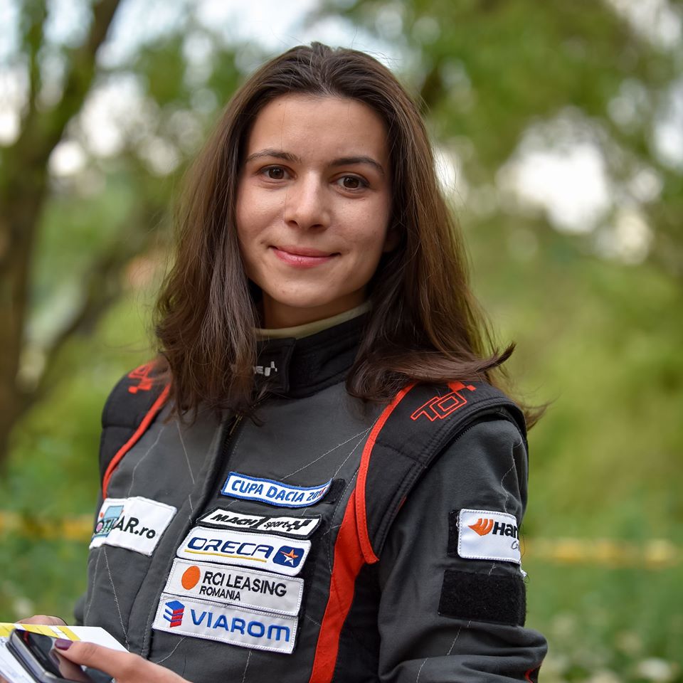 La dreapta - femei, la stânga - femei. Chipurile frumoase de la Raliul Transilvaniei 2019. Victorie pentru Simone Tempestini. Mihaela Dobranici, pe locul 9