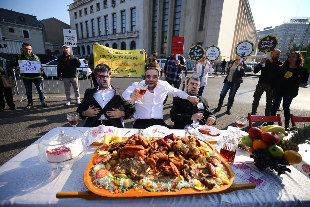 Protest în timpul ședinței de Guvern pe tema salariului minim european. „Ciucă”, „Ciolacu” și „Budăi” au luat masa în Piața Victoriei