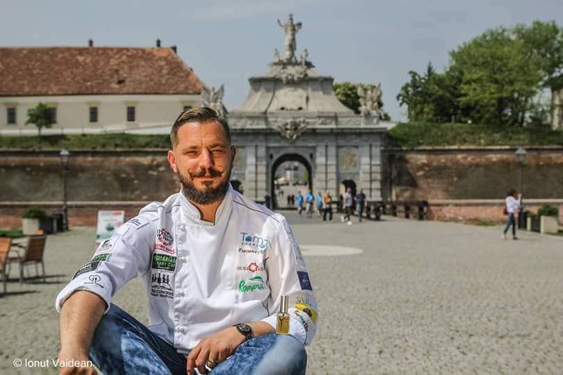 REPORTAJ/ Chef Cosmin Toma, bucătarul cu fantezie în bucătarie. Gătește mâncare ”porno” și desert în intestin de porc
