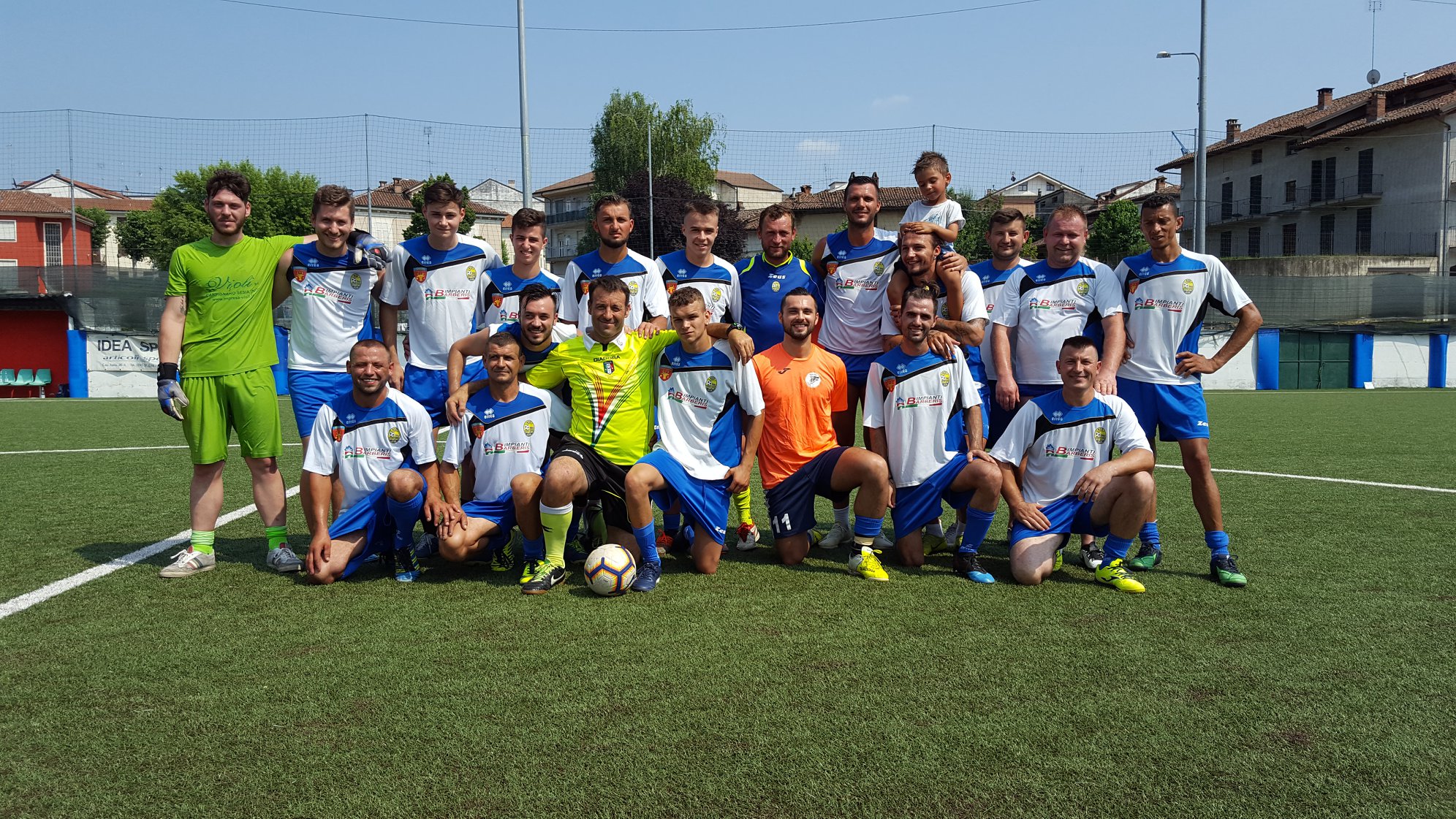 Vasile Mogoș are tatuați ”cei 7 ani de acasă”. Fotbalistul și verișoara sa au participat la o sărbătoare acasă, la Moara Domnească, în Vaslui