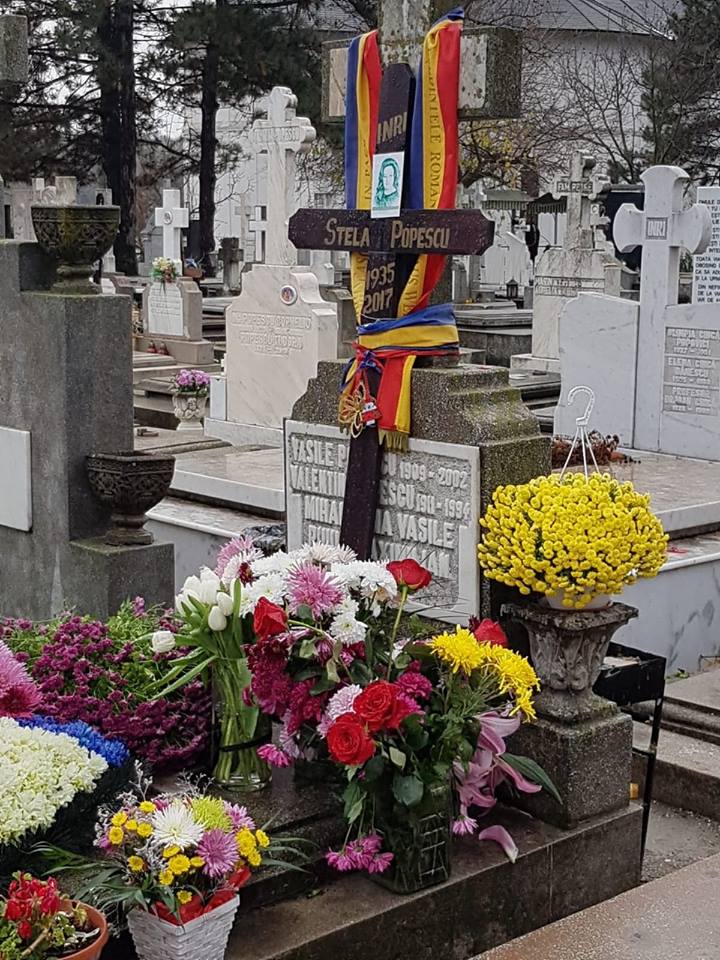 Parastas la mormântul Stelei Popescu, la un an de la moartea actriței. Imagini sfâșietoare cu Alexandru Arșinel și colegii acestuia