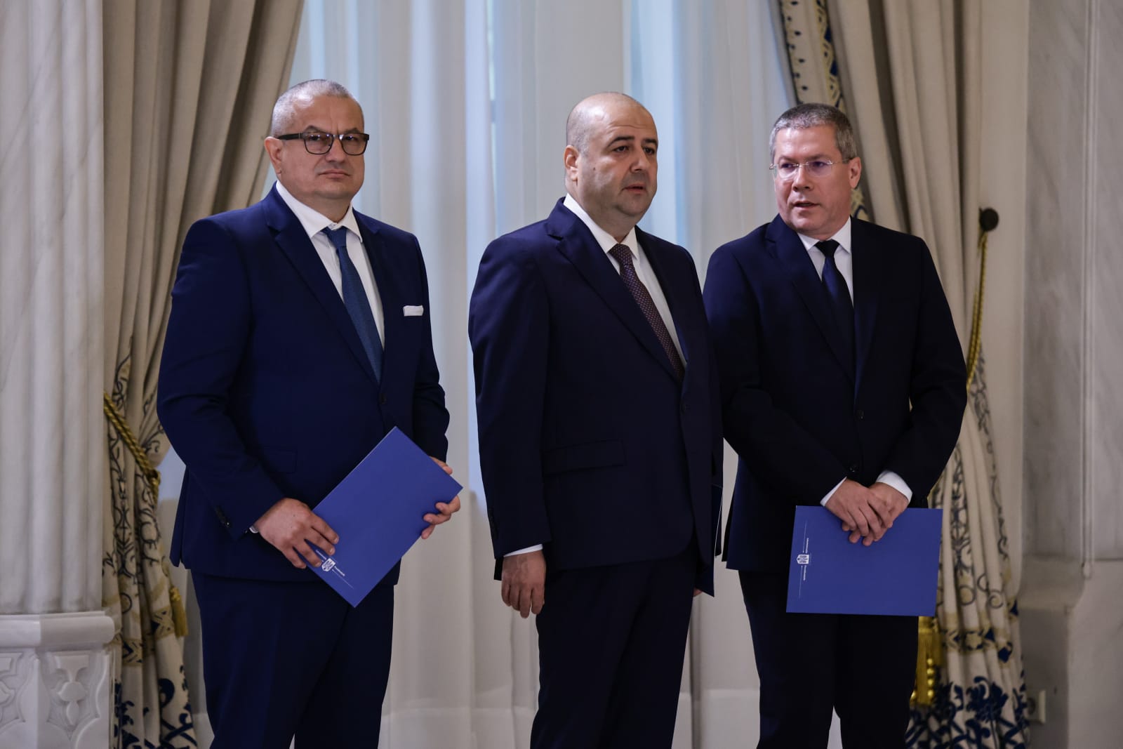 Trei noi judecători la CCR. Dacian Dragoş, Csaba Asztalos şi Mihai Busuioc au depus jurământul la Cotroceni. Cine sunt cei 9 judecători ai Curții