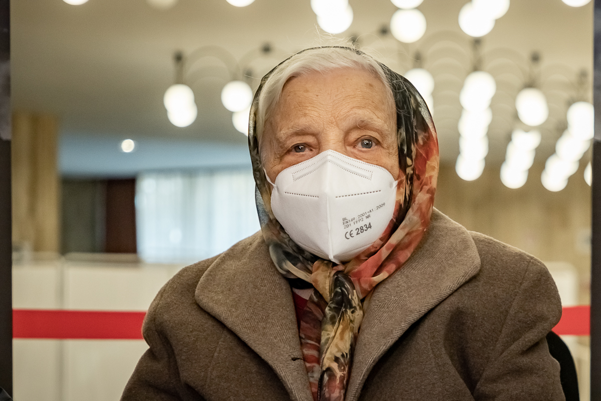 Cu strănepotul alături, cea mai în vârstă bucureșteancă s-a vaccinat anti-COVID, la 104 ani: „Pentru el am făcut-o, vreau să-l văd mare”