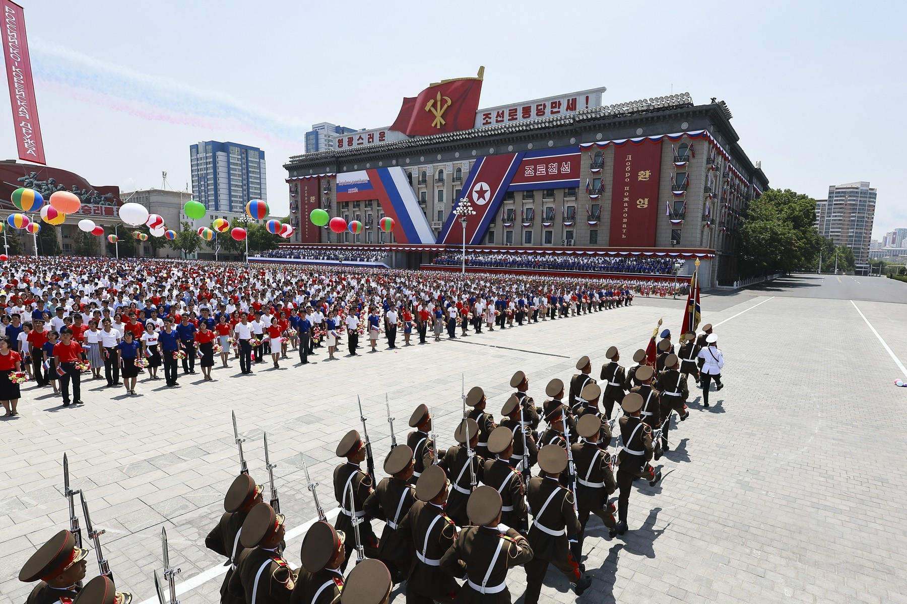 Vladimir Putin, primit cu pompă la Phenian: mii de nord-coreeni, inclusiv copii, au pus în scenă un spectacol pentru dictatorul rus