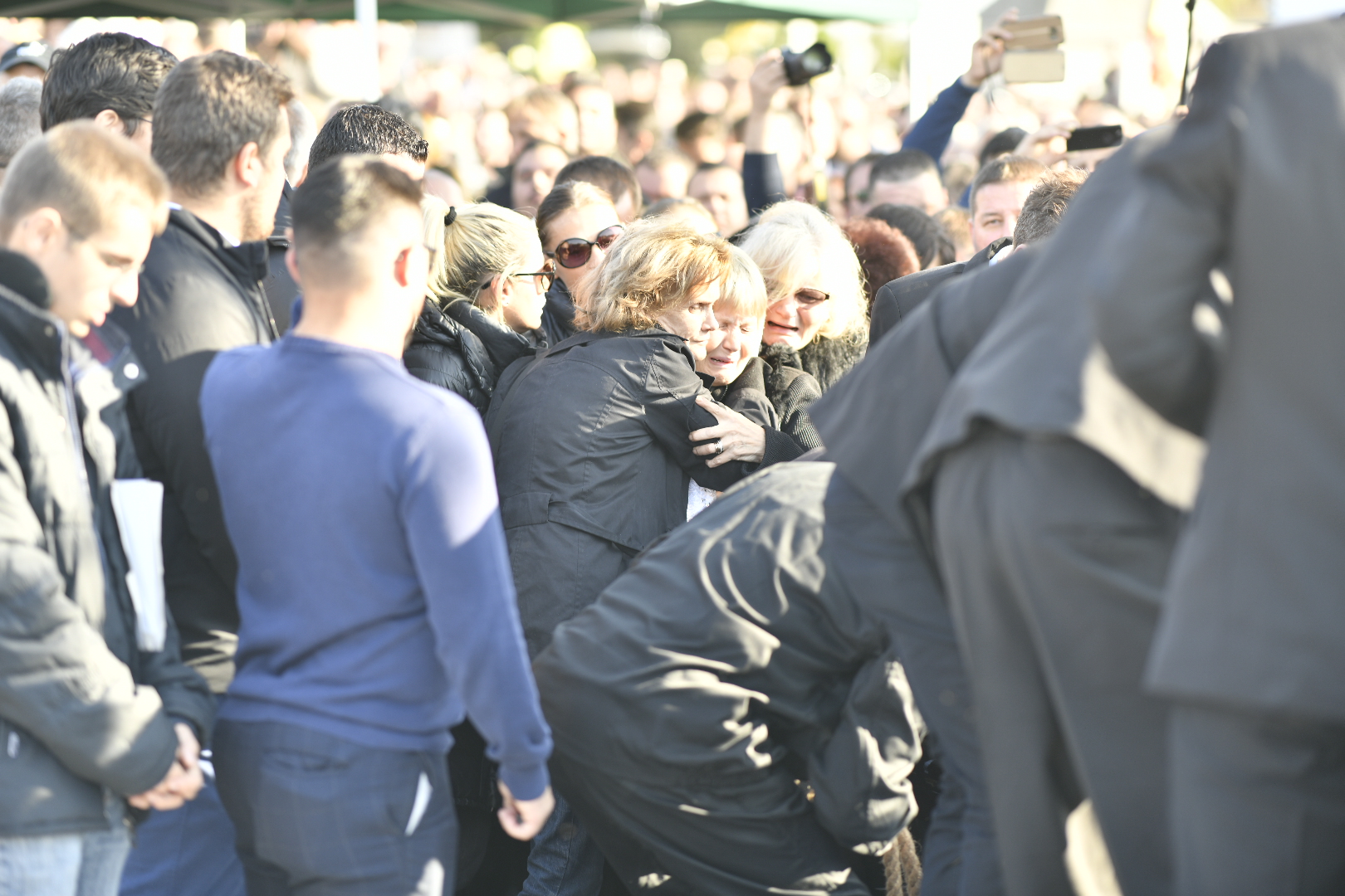 GALERIE FOTO / Mama lui Ilie Balaci a leșinat la înmormântarea fiului său