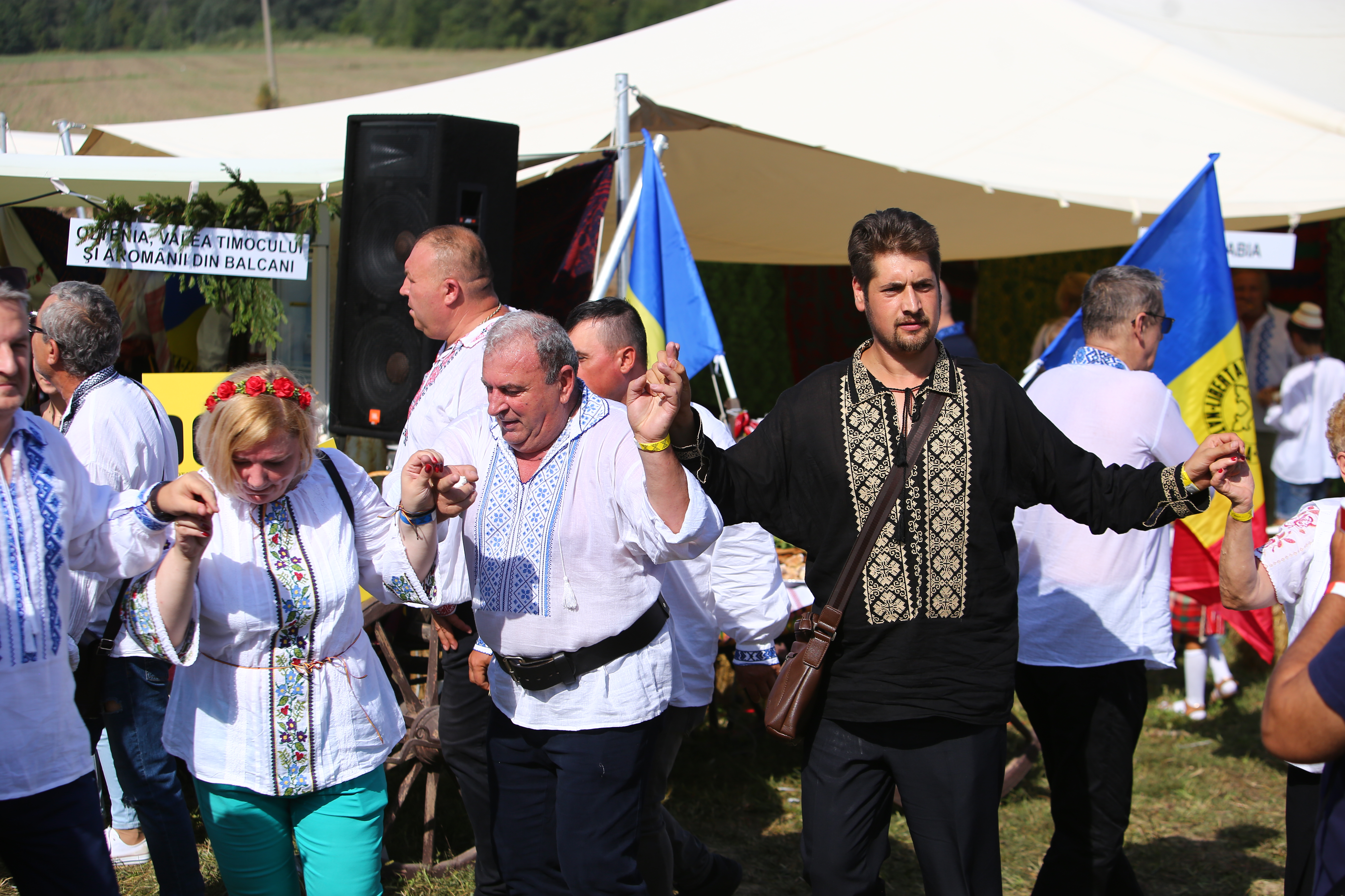 FOTO. Nunta lui George Simion, văzută de la fața locului. Câteva sute de oameni au rezistat în fața scenei, petrecerea a continuat până la 7 dimineața