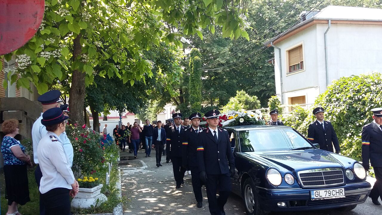 Ceremonie impresionantă pentru pompierul care a salvat trei vieți după ce a murit | GALERIE FOTO