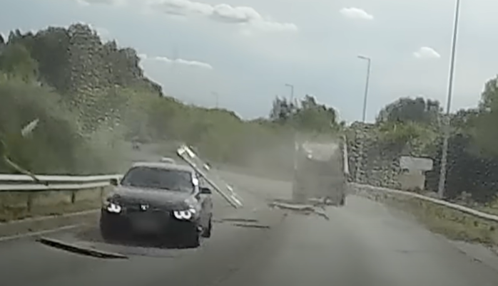 Telibekapott egy szembejövőt BMW-t a teherautóról lezuhanó sitt az M5-ösnél – videó
