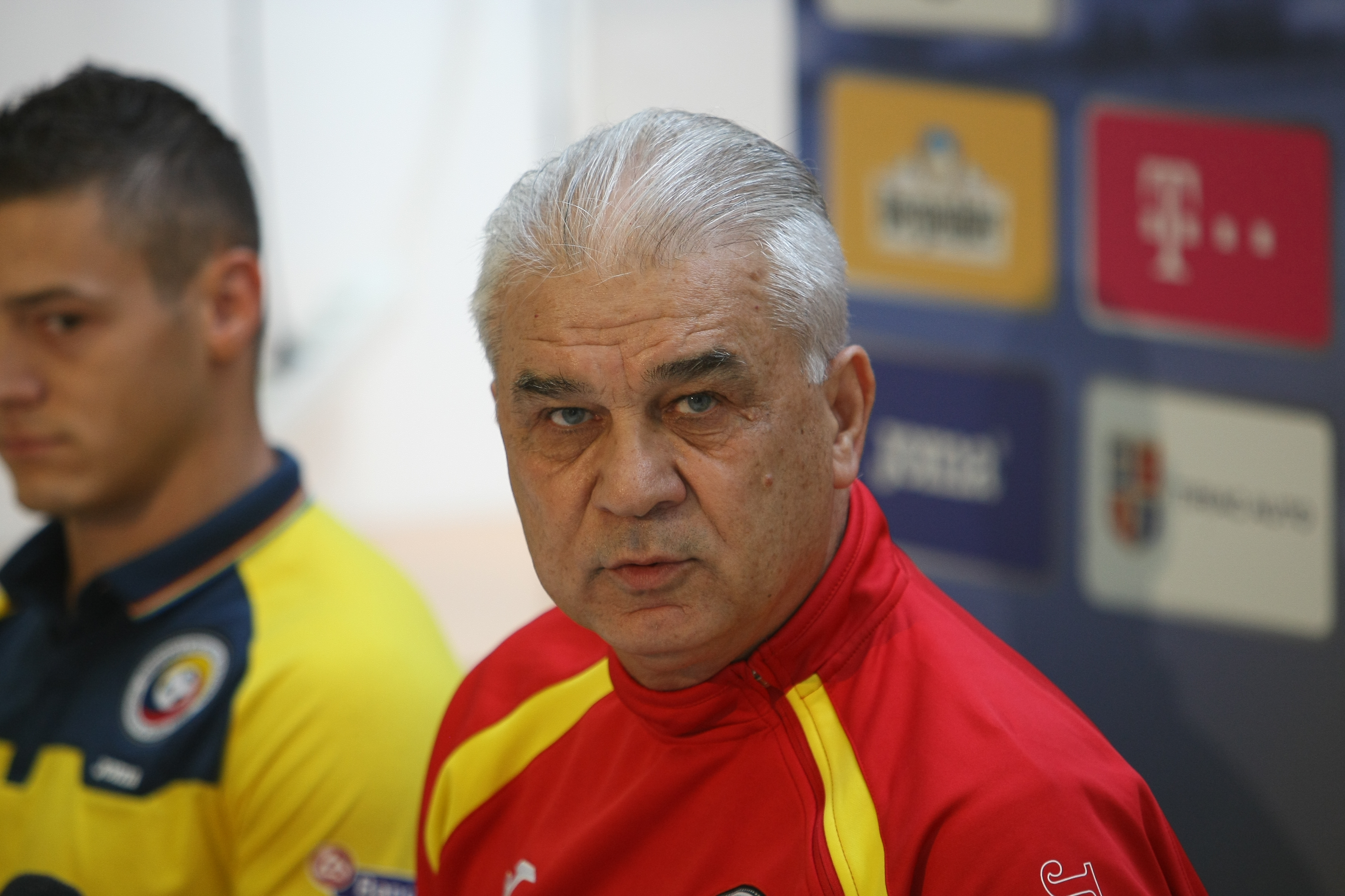 PRELIMINARIILE EURO 2016, ROMÂNIA - GRECIA (luni, ora 21.45, TVR 1) / Puiu e nervos. A plecat brusc din conferința de presă. Nu știe dacă va fi lăsat la cârma naționalei, ^dacă va califica echipa la turneul final din Franța. Ce au declarat tricolorii la Mogoșoaia / GALERIE FOTO