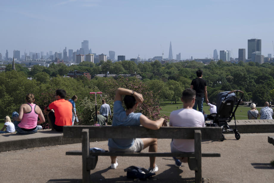 Aglomerație în Londra: britanicii au profitat de cea mai călduroasă zi a anului și au ieșit la plimbare