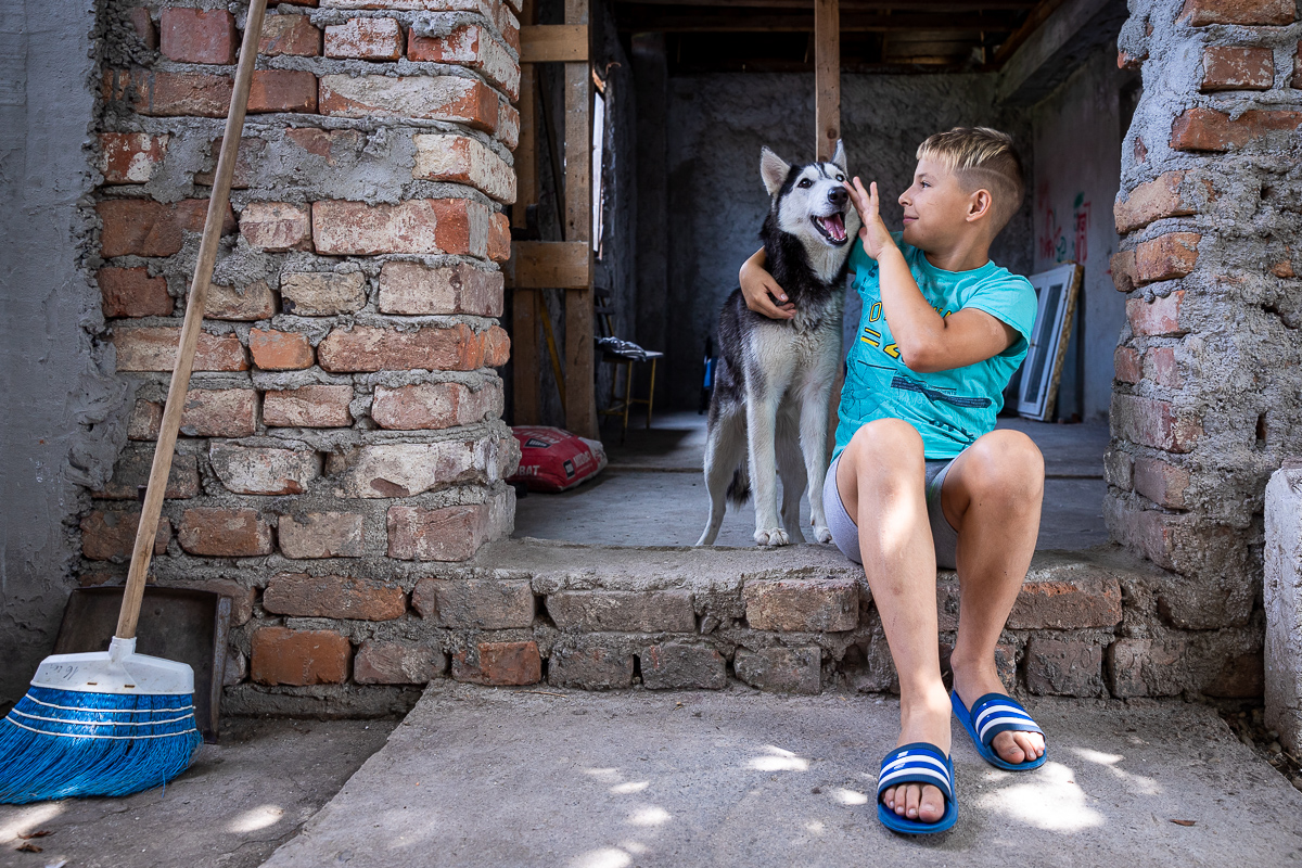 La 19 ani, abandonat de părinţi, Cristi pune pâinea pe masă şi îşi creşte fratele mai mic! “Mama ne-a luat şi televizorul când a plecat”