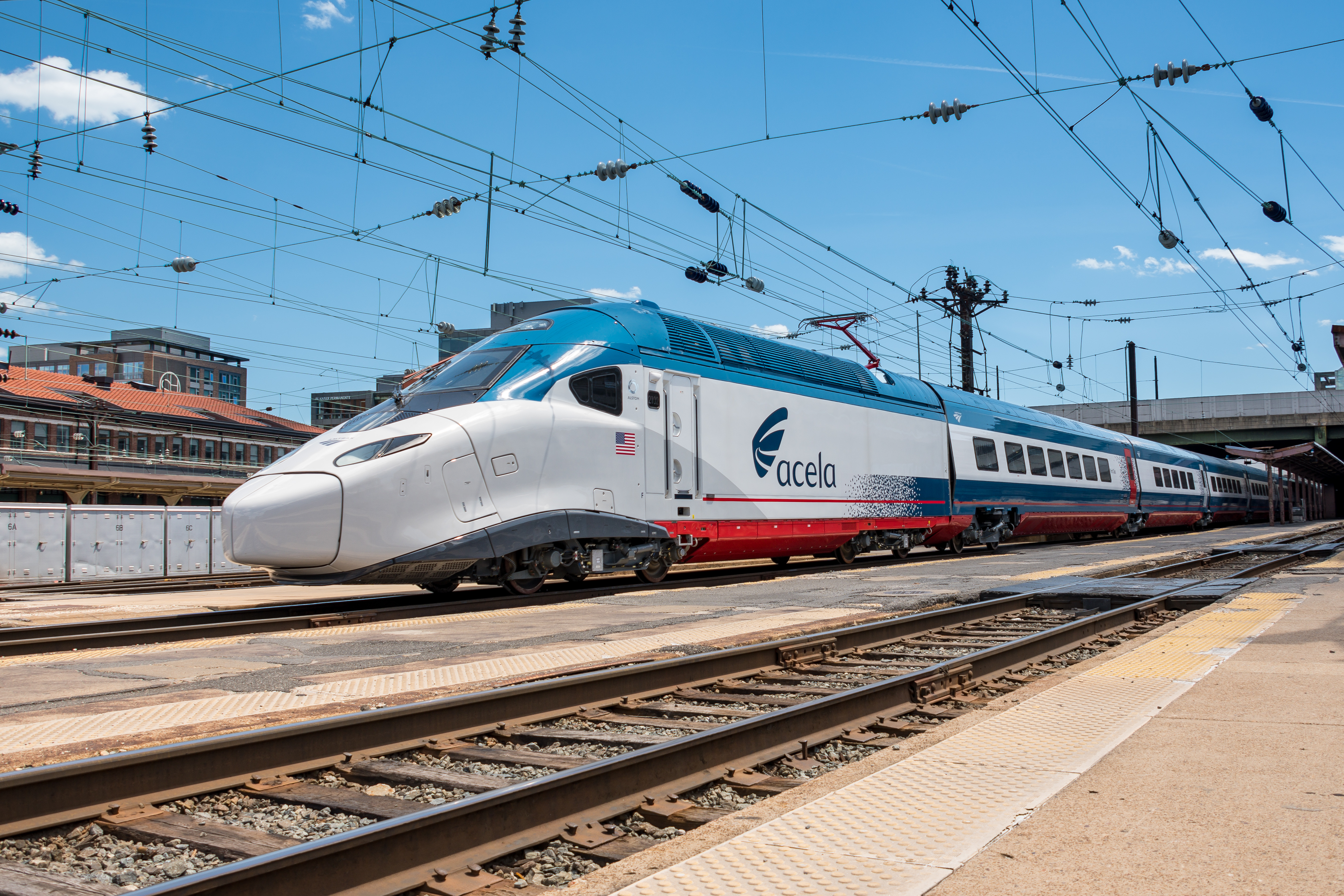 Cel mai rapid tren din SUA circulă începând de azi. Ce viteză prinde