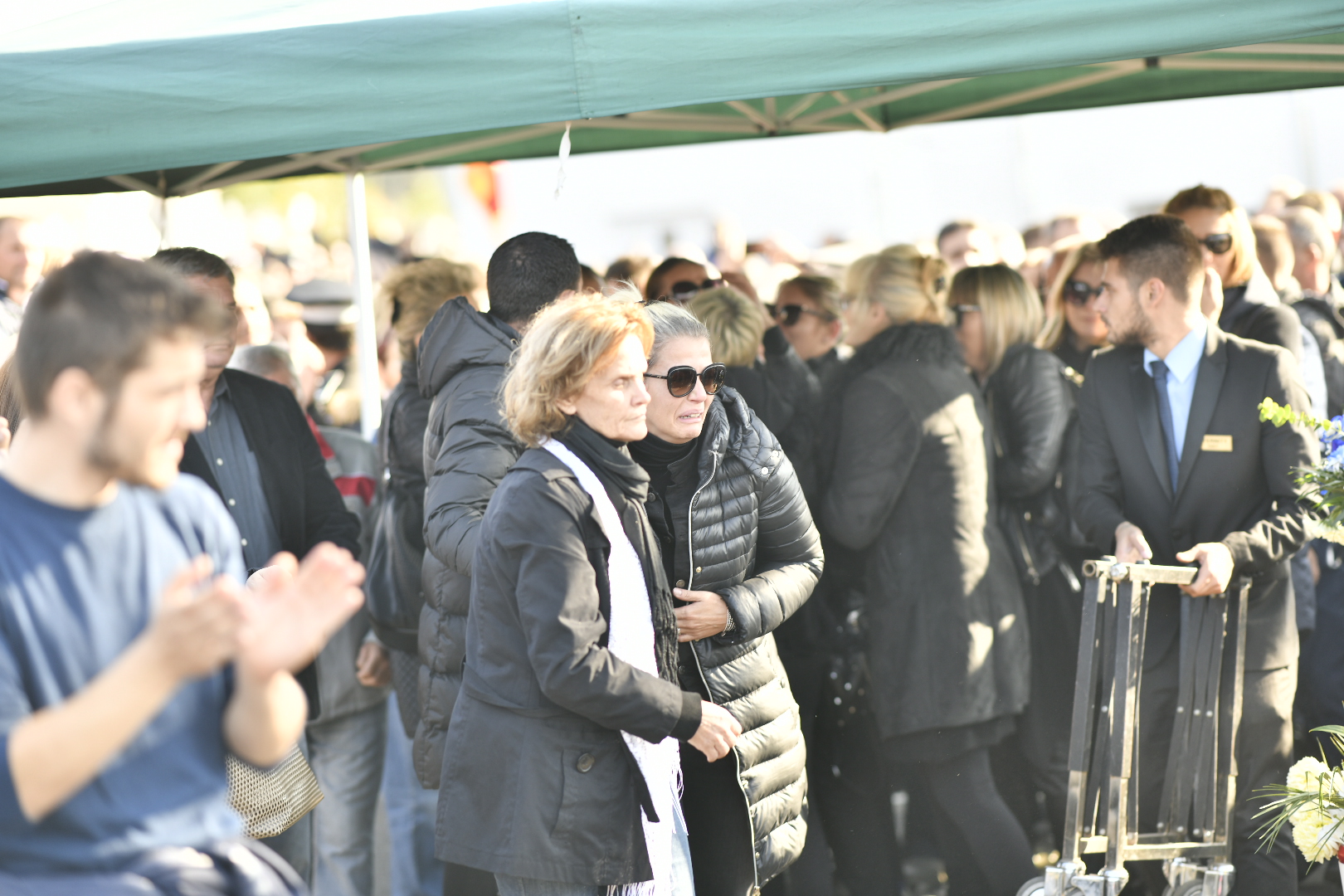 GALERIE FOTO / Mama lui Ilie Balaci a leșinat la înmormântarea fiului său