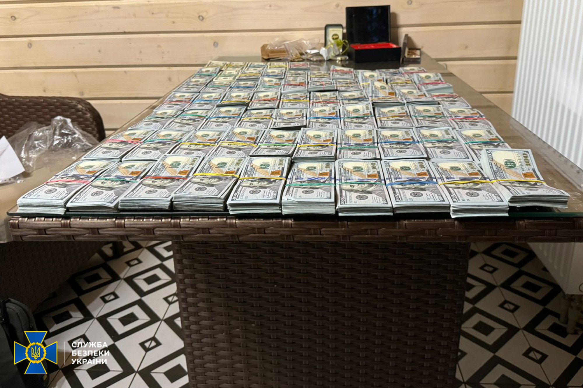 Șefii a două centre de recrutare din Ucraina au fost reținuți pentru o fraudă de 1,2 milioane de dolari. Banii, ascunși sub podea sau în pereți