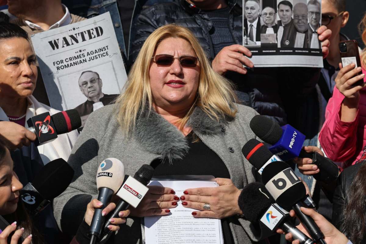 Diana Șoșoacă n-a fost lăsată să intre în Parchetul General, ca să depună plângere împotriva judecătorilor CCR