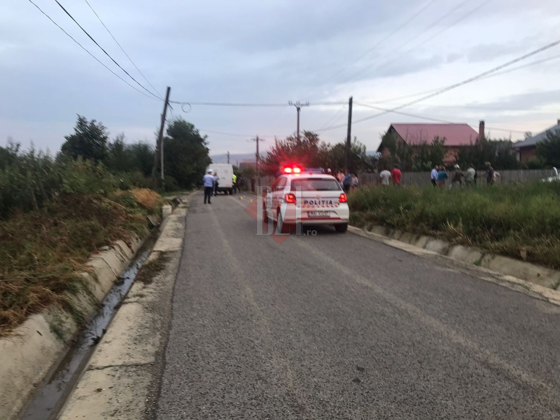 Doi copii au fost loviți de o dubă, când se jucau cu un skateborad. Unul a murit, altul e în comă