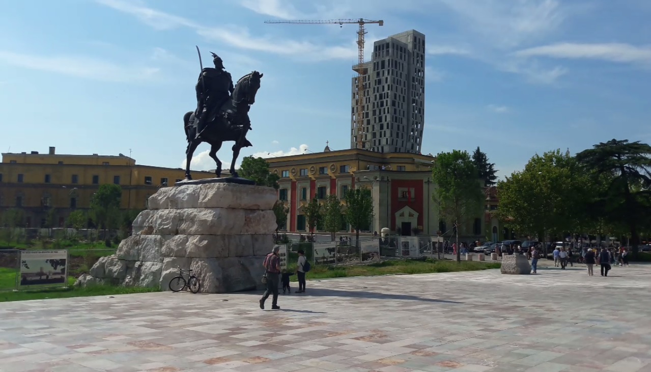 REPORTAJ. Tirana, inima Albaniei care bate în ritm alert. Orașul fără reguli de circulație și cu o moschee transformată în catedrală ortodoxă | VIDEO