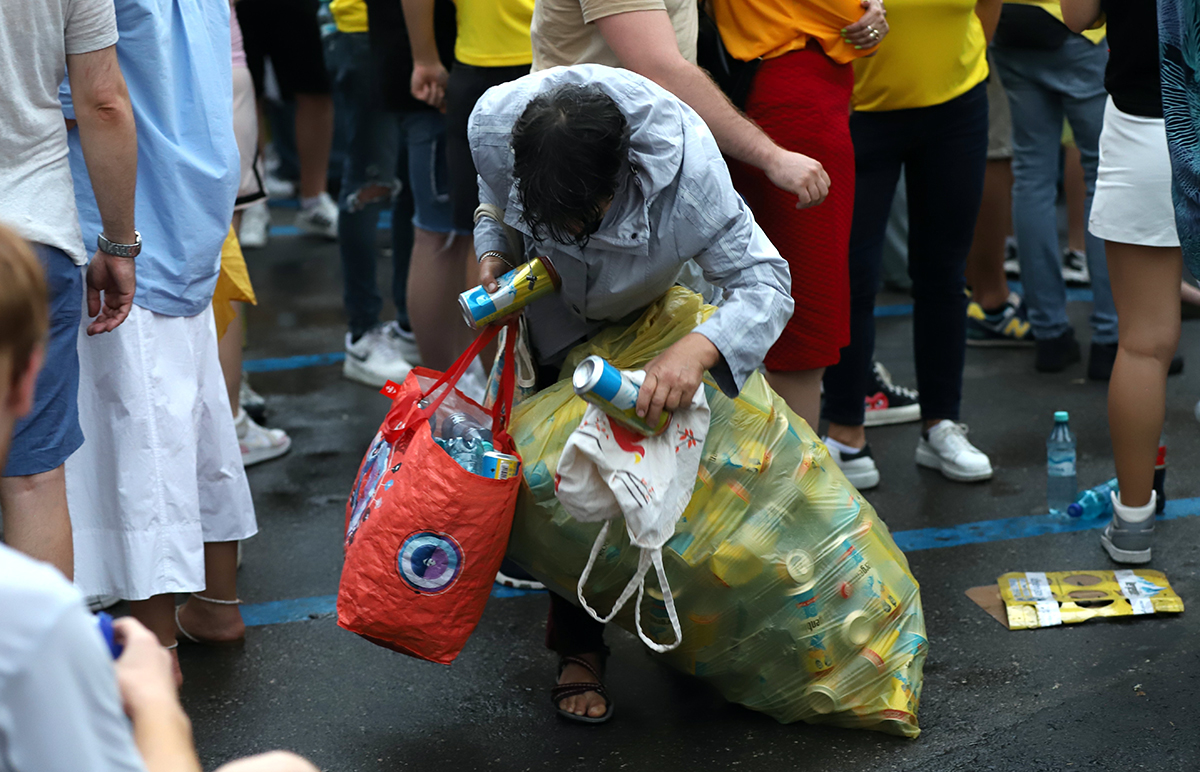 O altă față a programului de garanție-reciclare. Alergând după PET-uri prin București: „Nu dau în cap, nu tâlhăresc, sunt bani munciți! Scot un milion, un milion jumate pe zi”