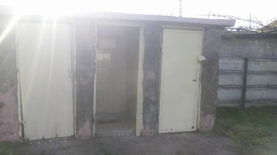 Elevii unei şcoli din Craiova se duc la o toaletă fără uşi! GALERIE FOTO