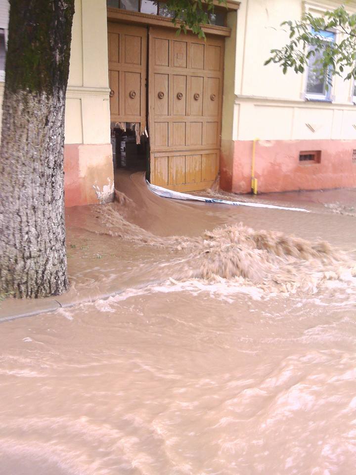 Dezastru în țară din cauza furtunilor! Zeci de oameni evacuați din calea apelor