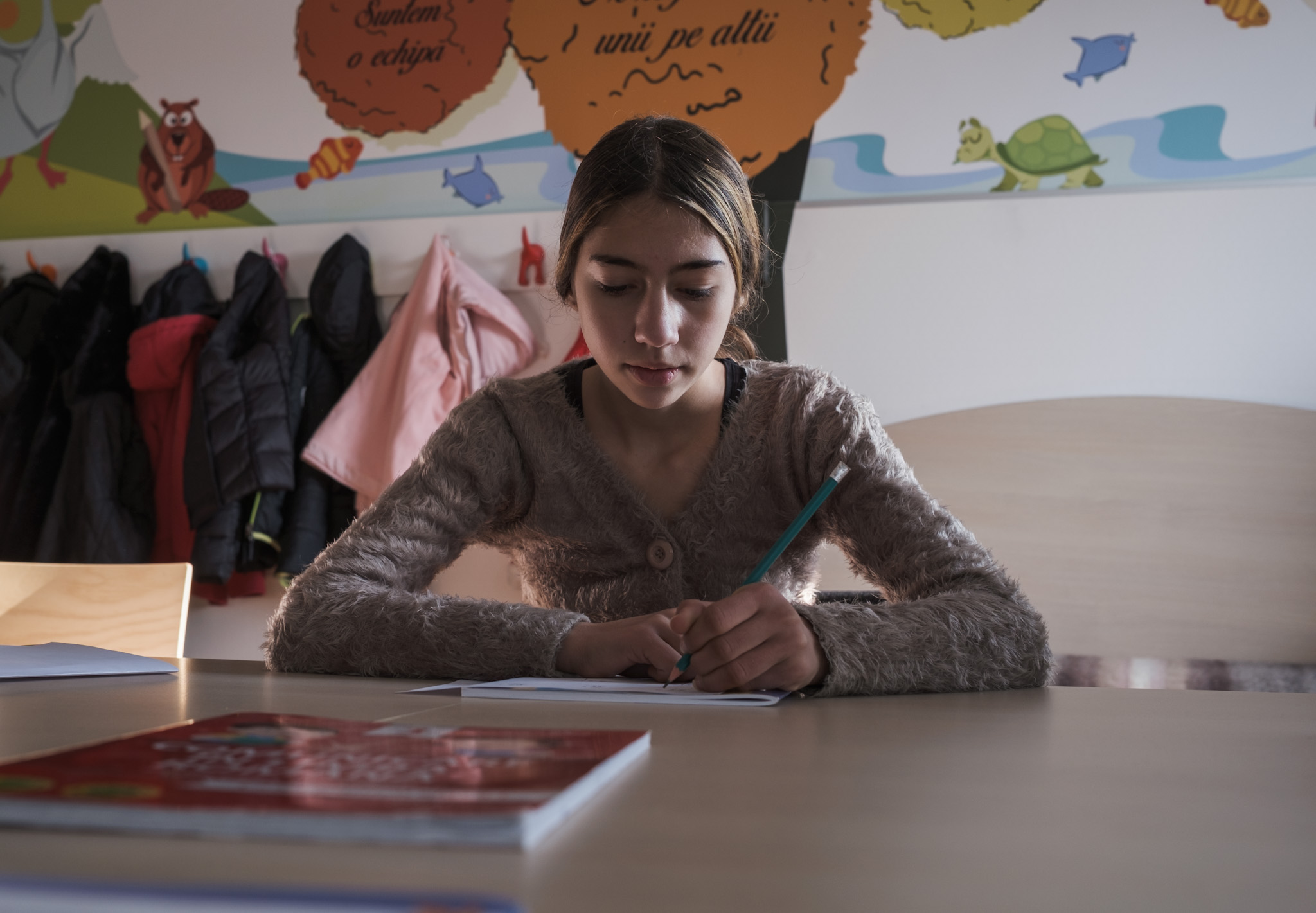 REPORTAJ de Moș Nicolae. Dorința de sărbători a unei fete de 14 ani din București, care are grijă de mama ei nevăzătoare