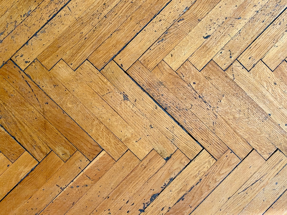 Egy háromperces módszer a karcos parketták helyrehozásához: csak két dologra lesz szüksége a konyhából