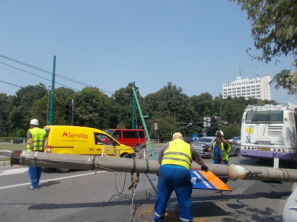 Accident la Timișoara | Un troleibuz a doborât un stâlp de iluminat FOTO