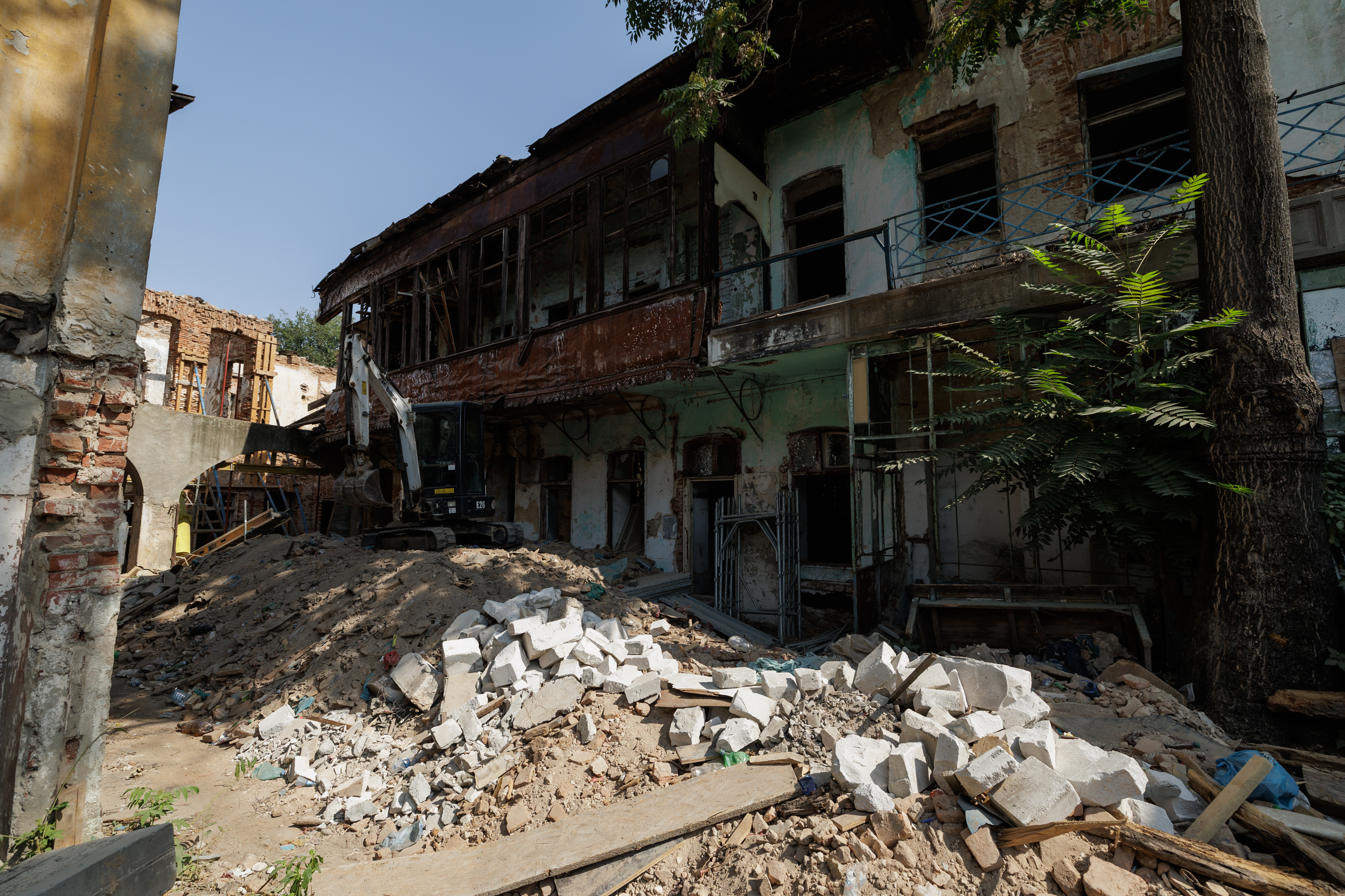 REPORTAJ. Libertatea a intrat pe șantierul de la Hanul Solacolu din București. „Era o groapă de gunoi și o bombă ecologică. Am scos două mii de tone de deșeuri”