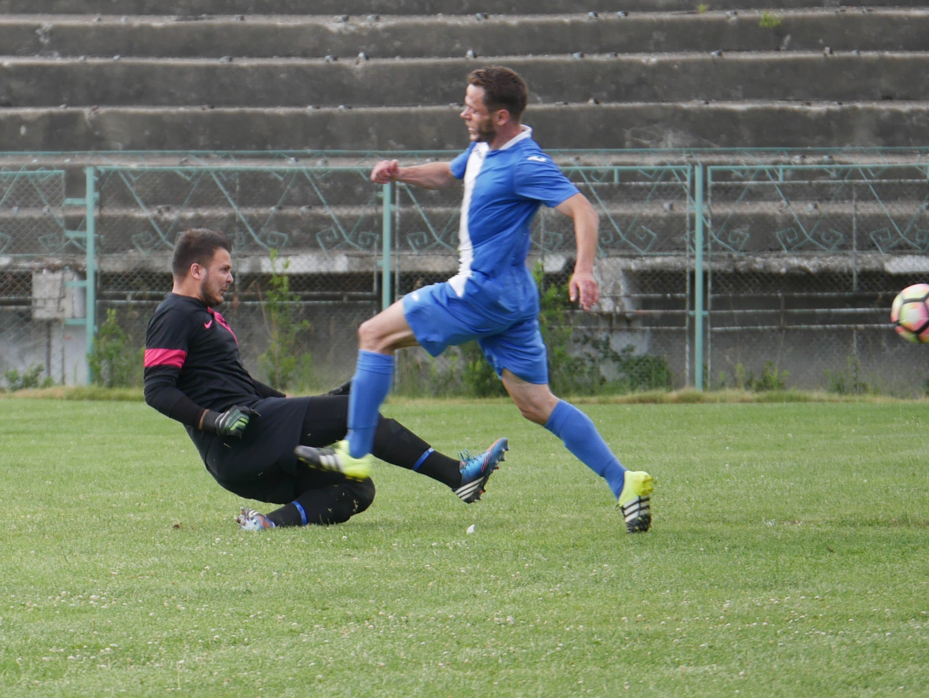 EXCLUSIV | Incredibila poveste a fotbalistului călugărit care a lepădat haina monahală și s-a căsătorit. Două iubiri mai presus de cea de Dumnezeu | FOTO&VIDEO