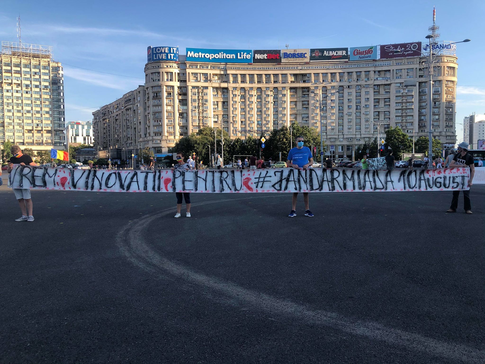 Protest simbolic în Piaţa Victoriei, la doi ani de la violențele înregistrate la “mitingul diasporei” din 10 august. “Vinovații să plătească”