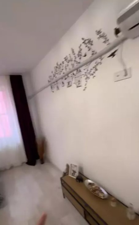 Imagini din apartamentul în care locuiește Amna. Cum arată dormitorul și bucătăria: „Nu îi trebuie nimănui nimic mai mult de atât în viață”