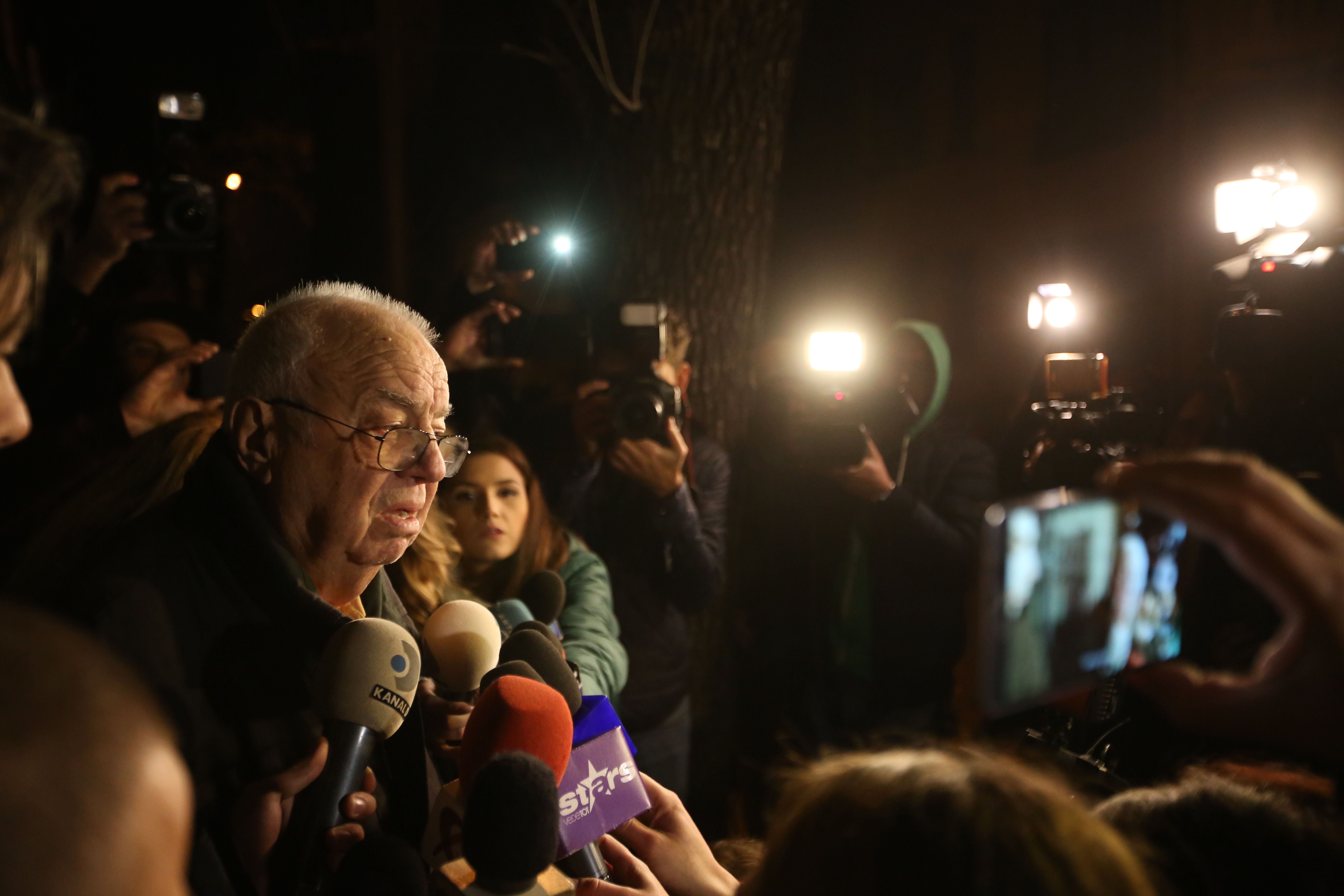 Alexandru Arșinel a ieșit în lacrimi din casa Stelei Popescu. "Cred că a murit ieri. Hemoragie internă, posibil" | FOTO