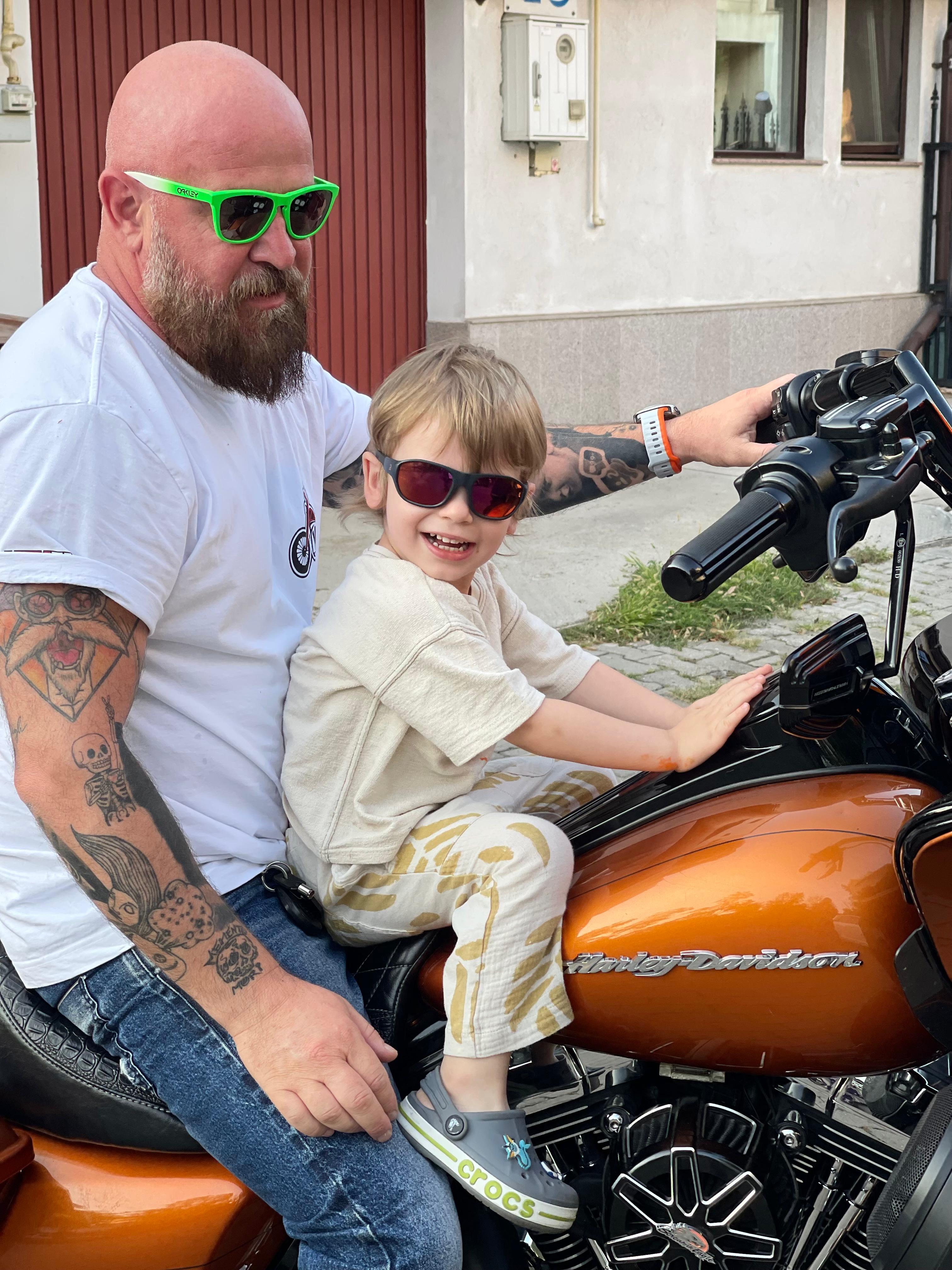 Andrei Coman, primarul din serialul „Iubire cu parfum de lavandă”, vară între Podișor și Puglia: „Toată lumea mă strigă dom’ primar!”