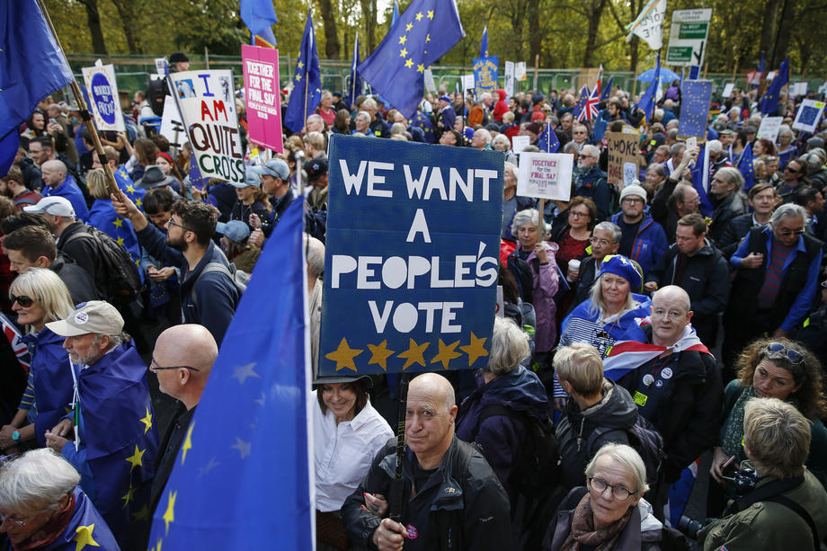 BREXIT | Parlamentul britanic a blocat acordul privind ieșirea țării din UE, în timp ce zeci de mii de oameni protestează. Boris Johnson, forțat să ceară o nouă amânare