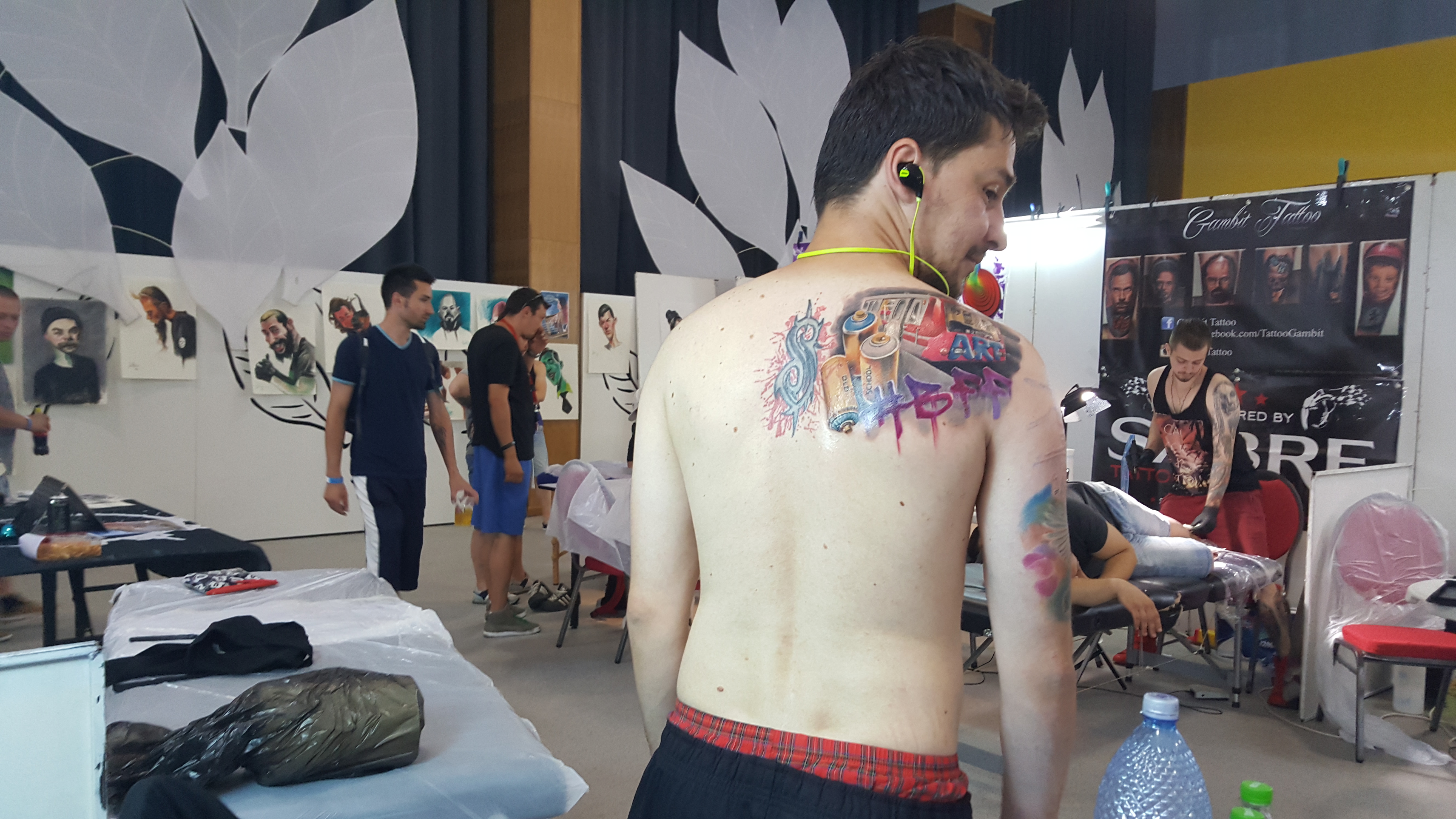 Din dragoste pentru graffitti! Un bucureștean și-a tatuat pe spate un vagon de metrou