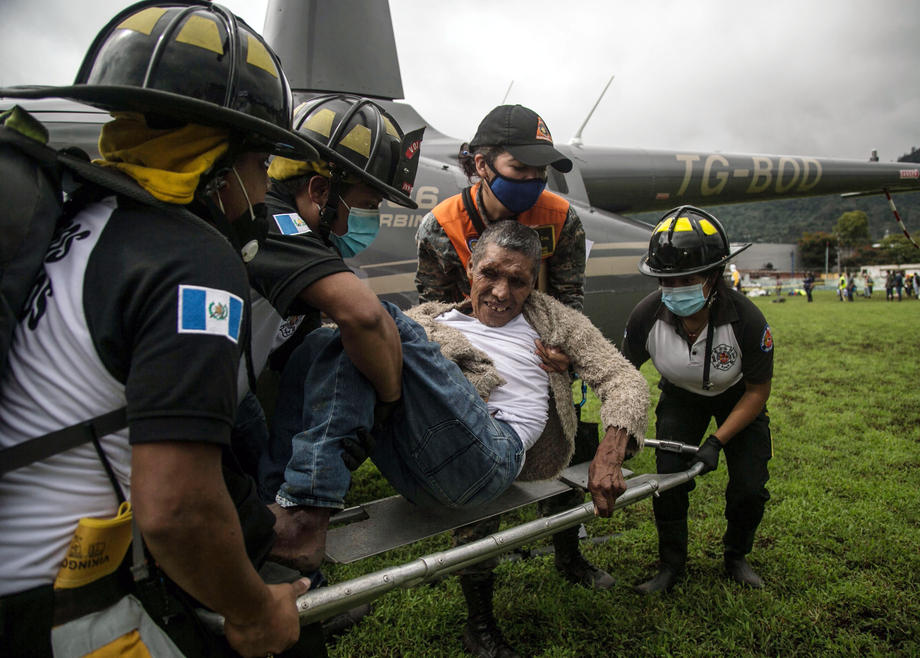 O femeie din Guatemala și-a pierdut toți cei 22 de membri ai familiei în timpul uraganului Eta. “Sunt singurul supraviețuitor”