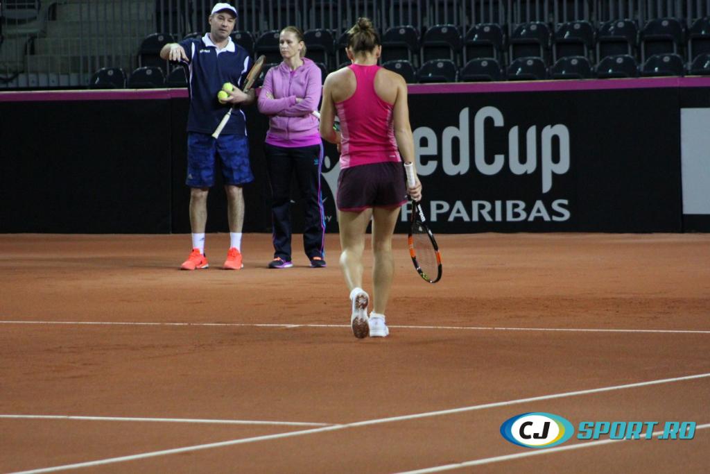 Fed Cup. Simona Halep a intrat în sală. Imagini de la primul antrenament al liderului României