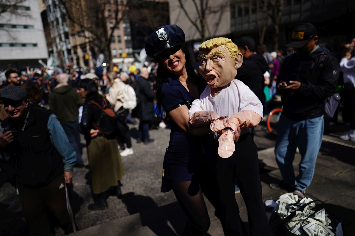 Imaginile unei zile istorice: inculparea fostului președinte Donald Trump, în fața unei Americi uluite