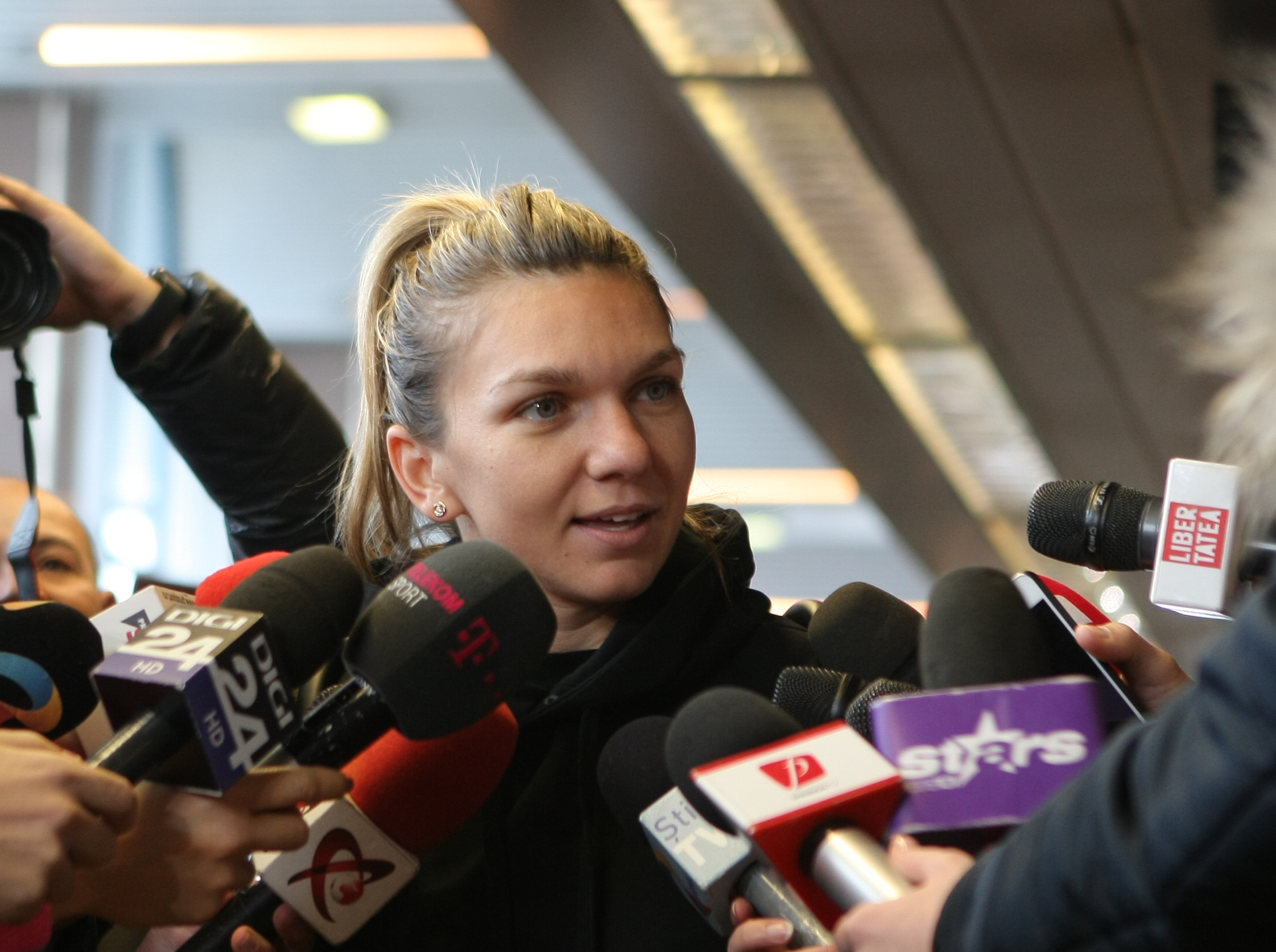 Simona Halep s-a întors acasă supărată și accidentată. A refuzat primirea la Salonul Oficial. Îmbulzeală la aeroport / GALERIE FOTO