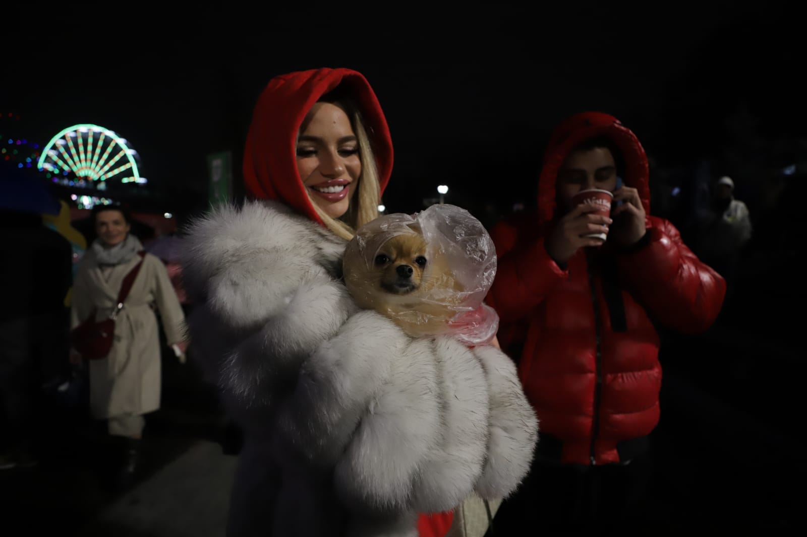 Târgul de Crăciun din Drumul Taberei s-a deschis cu focuri de artificii: frigul și ploaia nu i-au speriat pe bucureșteni