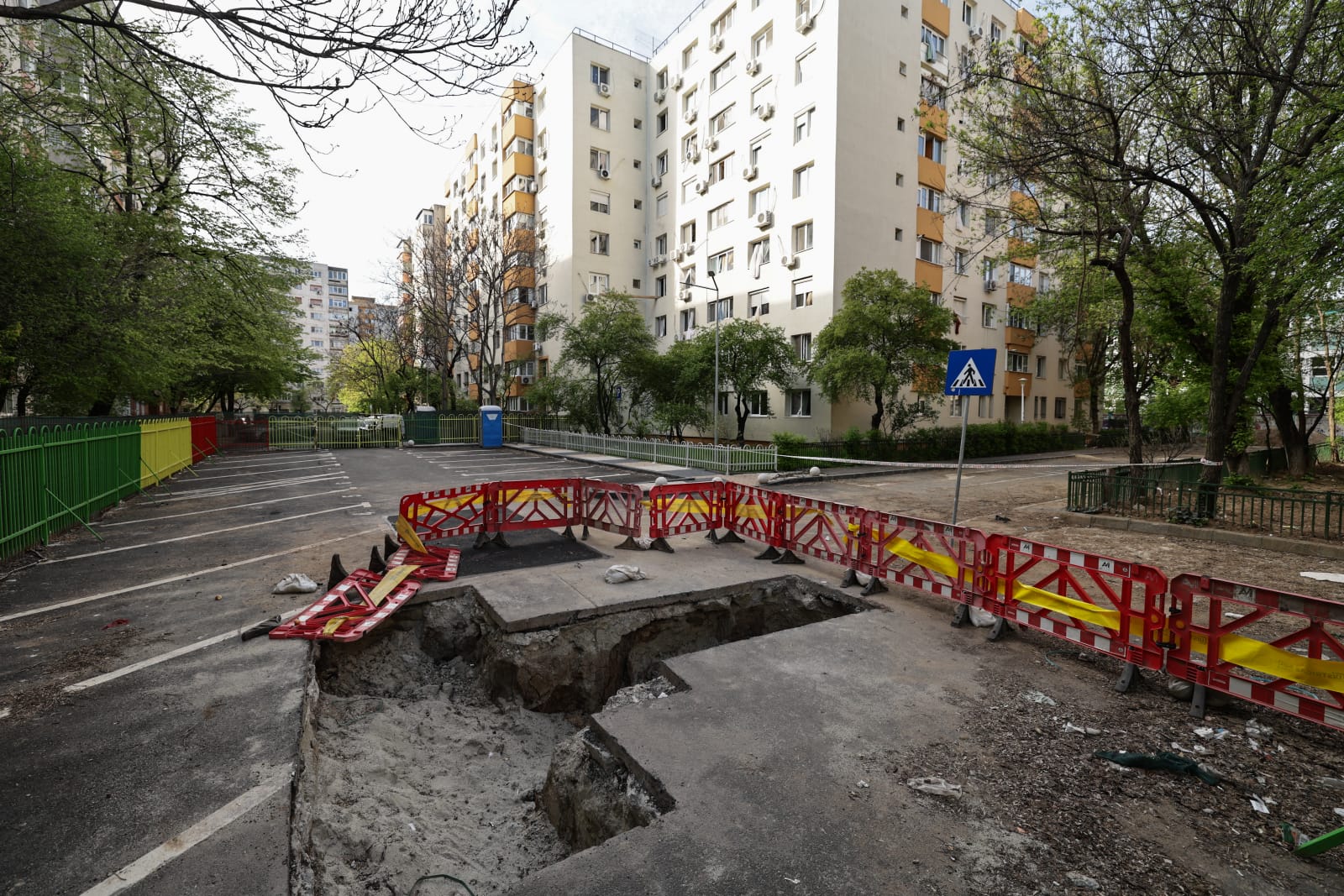 Locatarii blocului care a explodat în Rahova acum 6 luni sunt disperați: „Nimeni nu ne ajută. Venim ca proștii pe aici, ne uităm și plecăm”