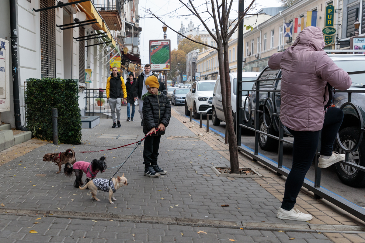 Însemnări din Odesa. Înainte de război, ghizii transportau turiștii cu mașini electrice. Astăzi, monumentele UNESCO sunt protejate în cutii antibombă