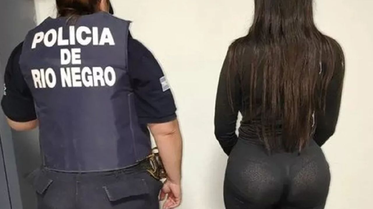 O fotografie bizară din momentul arestării arată suspecta de escrocherie etalându-și posteriorul: „Văduva Neagră a drogat și jefuit bărbați”