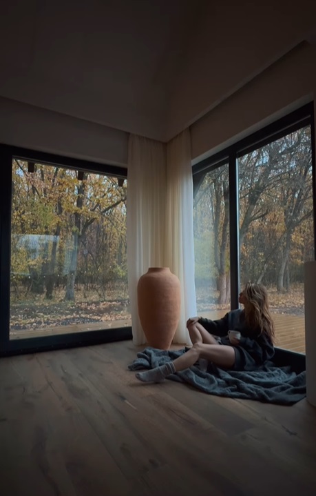 Imagini cu casa în care locuiește Sânziana Negru, lângă pădure. A construit-o de la zero: „Cea mai mare bătaie de cap cred că a fost cu muncitorii”