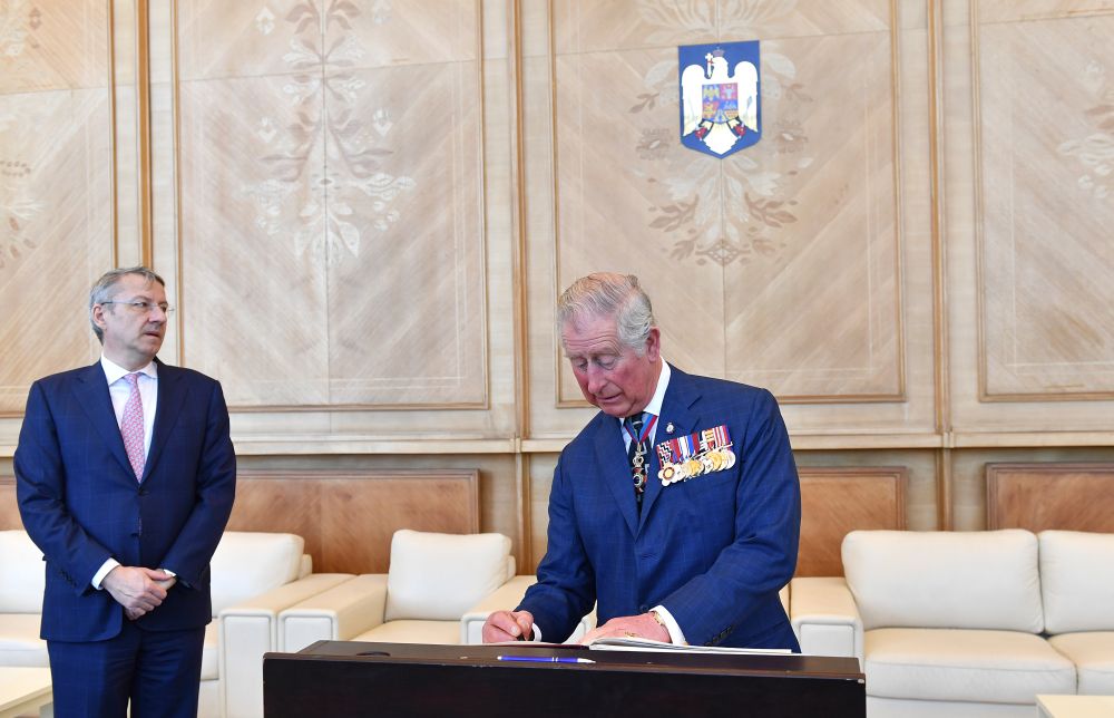 VIDEO & FOTO / Prinţul Charles, în România. Moștenitorul Coroanei Britanice a fost decorat de președintele Klaus Iohannis