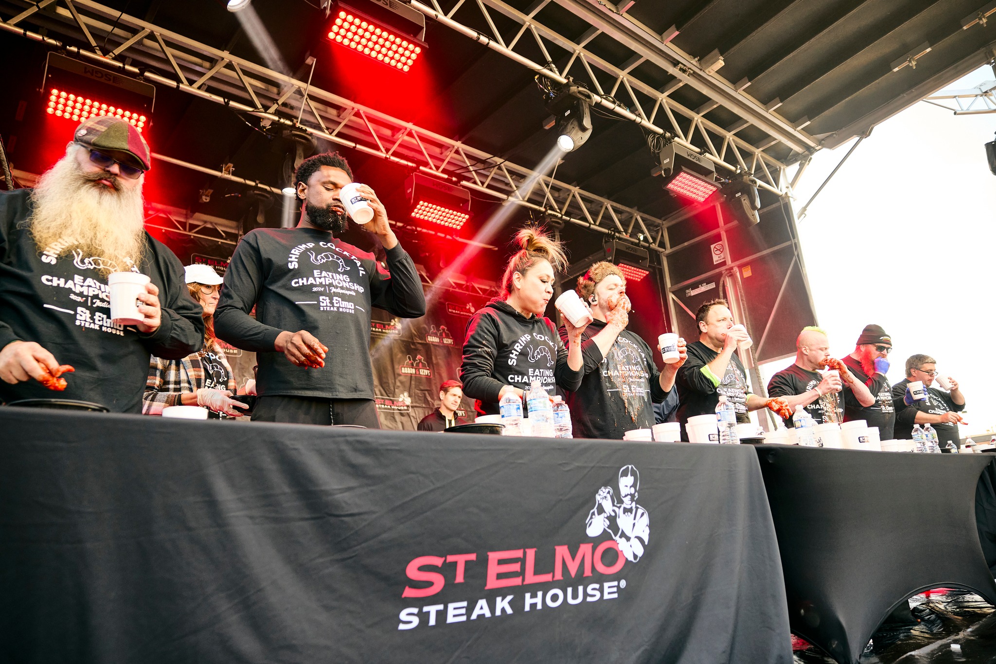 „Legenda hotdogilor” a mai bătut un record. Joey Chestnut a mâncat 9,5 kilograme de creveți în 8 minute | VIDEO