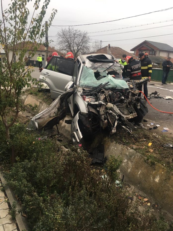 Ciocnire violentă între o mașină și un TIR încărcat cu ciment, în Prahova. Un șofer a murit